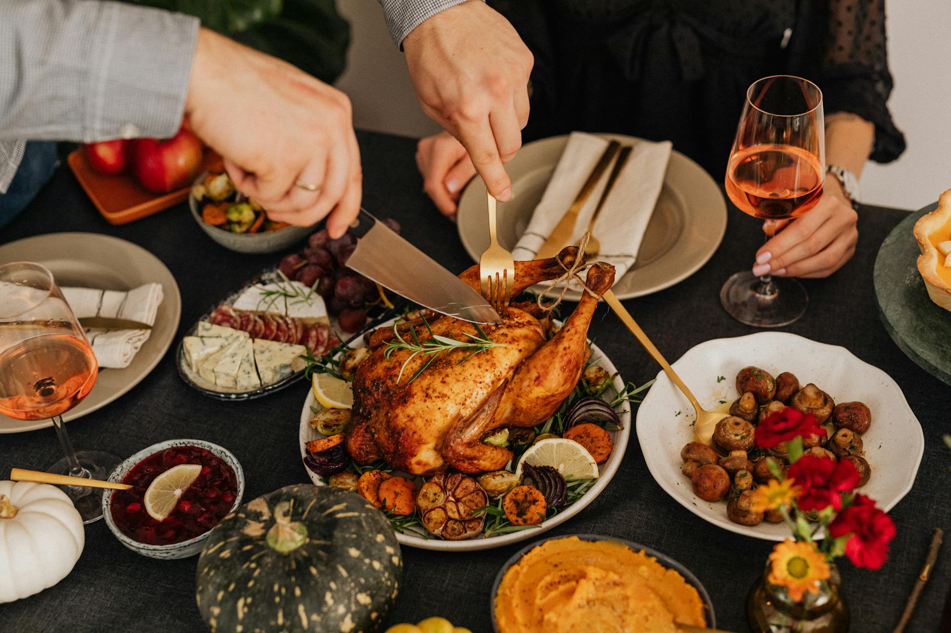 The Ultimate Guide to Thanksgiving Side Dishes: Make-Ahead Recipes & Stress-Free Hosting Schedule