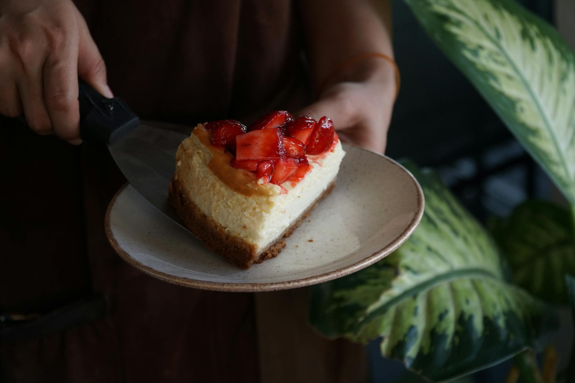 Why Did My Cheesecake Crack? The Ultimate Troubleshooting Guide for a Flawless Finish